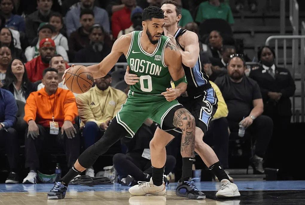 九游游戏-塔图姆重返赛场，爆冷首场状态出色，日本队观众沸腾！