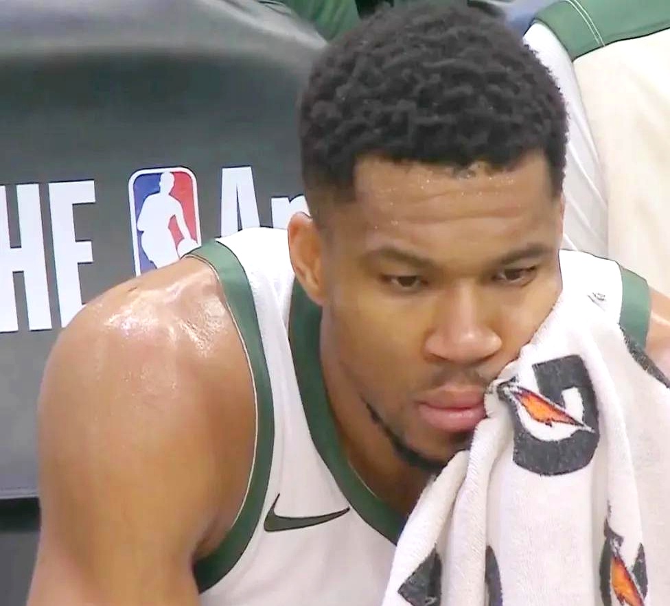 九游官网-关于持续失利引发热议！，字母哥在FPX比赛中反败为胜赛场气氛高涨的信息